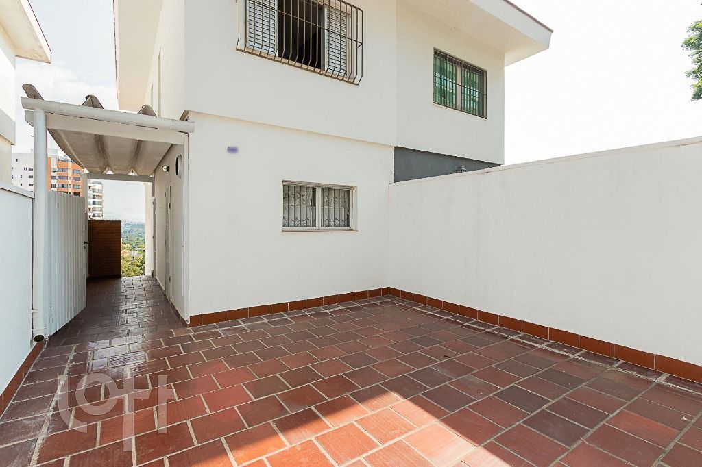 Casa à venda com 3 quartos, 231m² - Foto 1