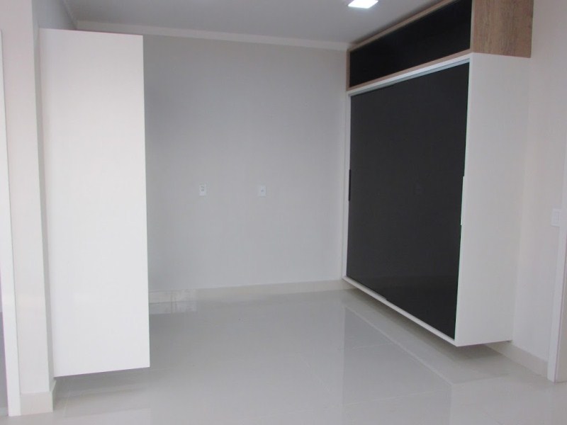 Sobrado com 4 dormitórios à venda, 250 m² por R$ 1.050.000 -