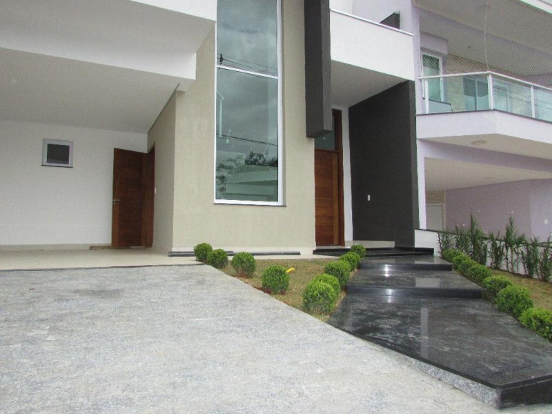 Sobrado com 3 dormitórios à venda, 215 m² por R$ 900.000,00 