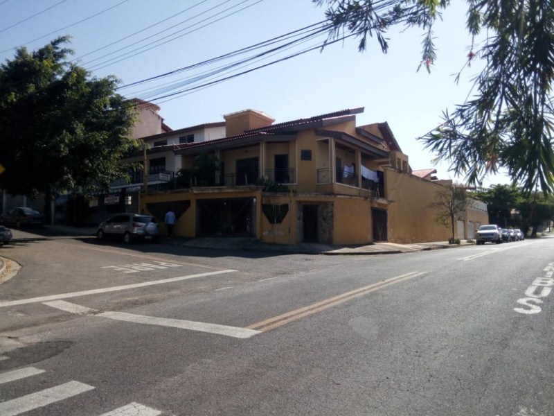 Sobrado com 4 dormitórios à venda, 320 m² por R$ 850.000 - j