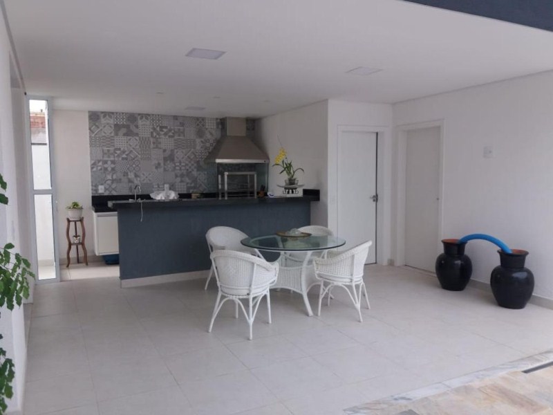 Sobrado com 4 suítes à venda, 300 m² por R$ 1.300.000 - cond