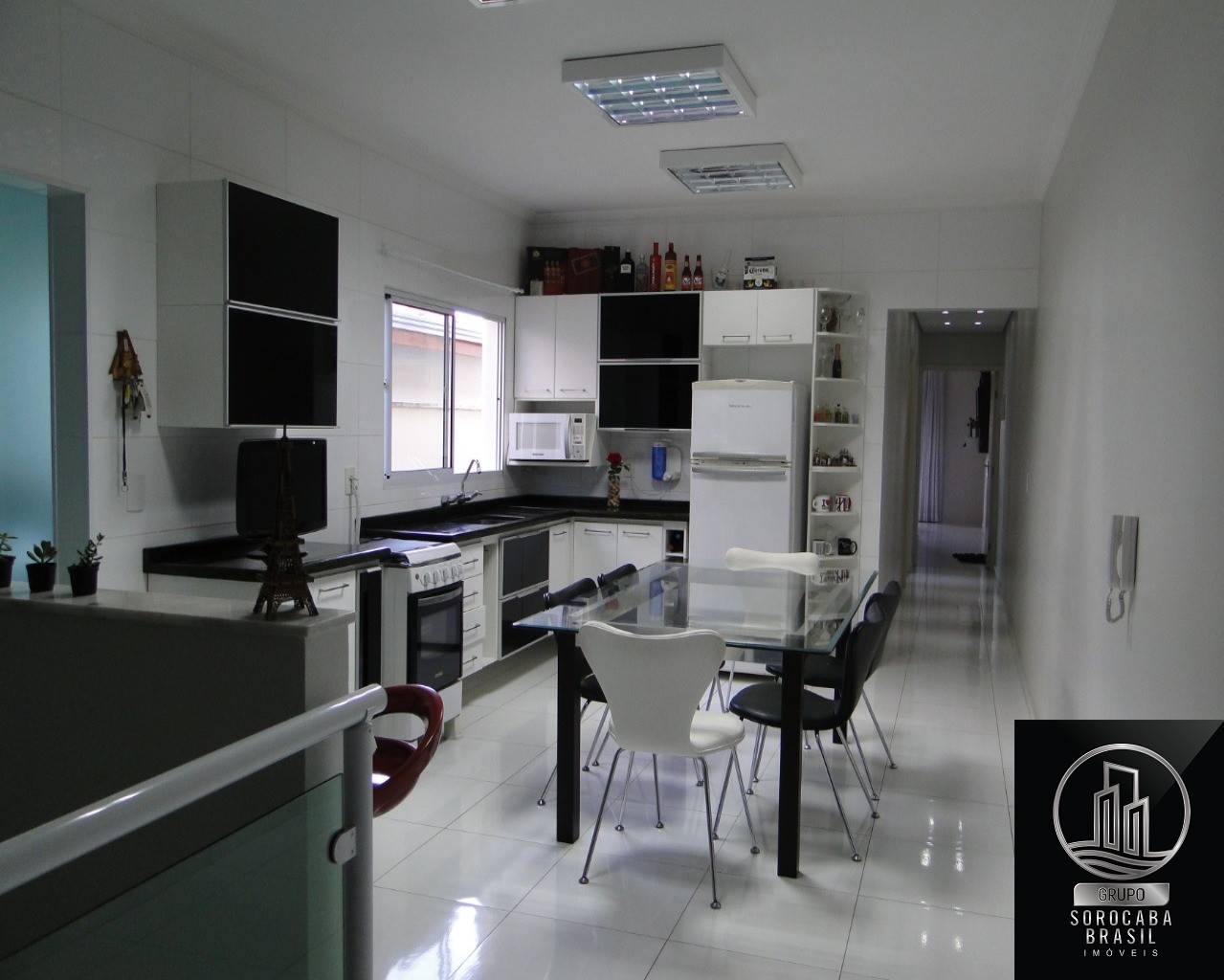 Sobrado com 3 dormitórios à venda, 210 m² por R$ 450.000 - j