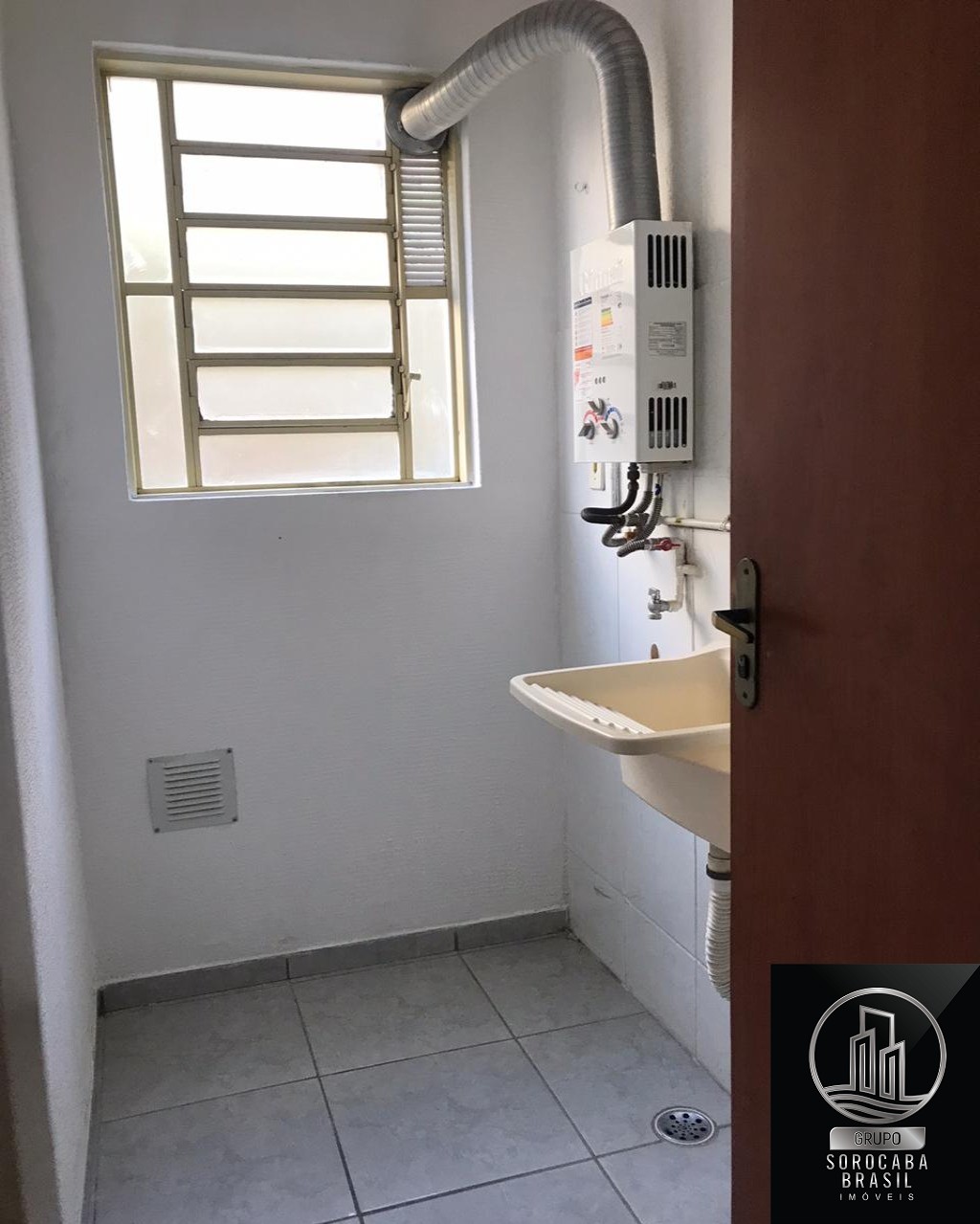 Apartamento com 2 dormitórios à venda, 56 m² por R$ 140.000 