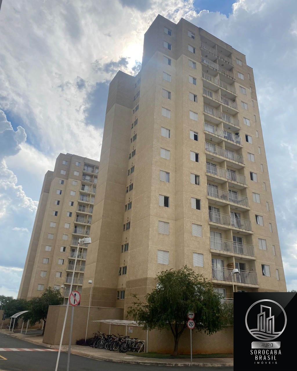 Apartamento com 2 dormitórios para alugar, 63 m² por R$ 990/