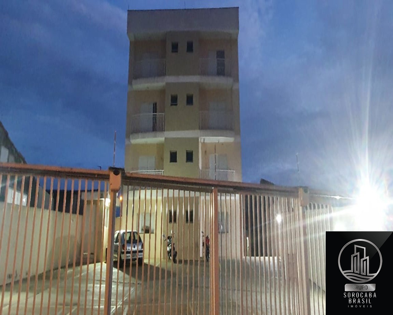 Apartamento com 2 dormitórios à venda, 63 m² por R$ 210.000 