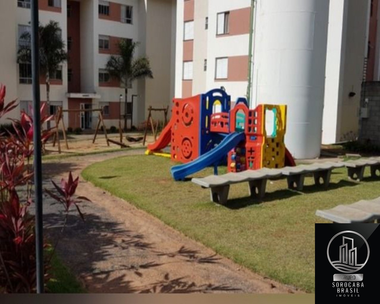 Apartamento com 2 dormitórios à venda, 52 m² por R$ 220.000 