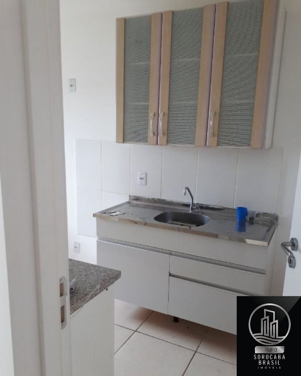 Apartamento com 2 dormitórios à venda, 52 m² por R$ 180.000 