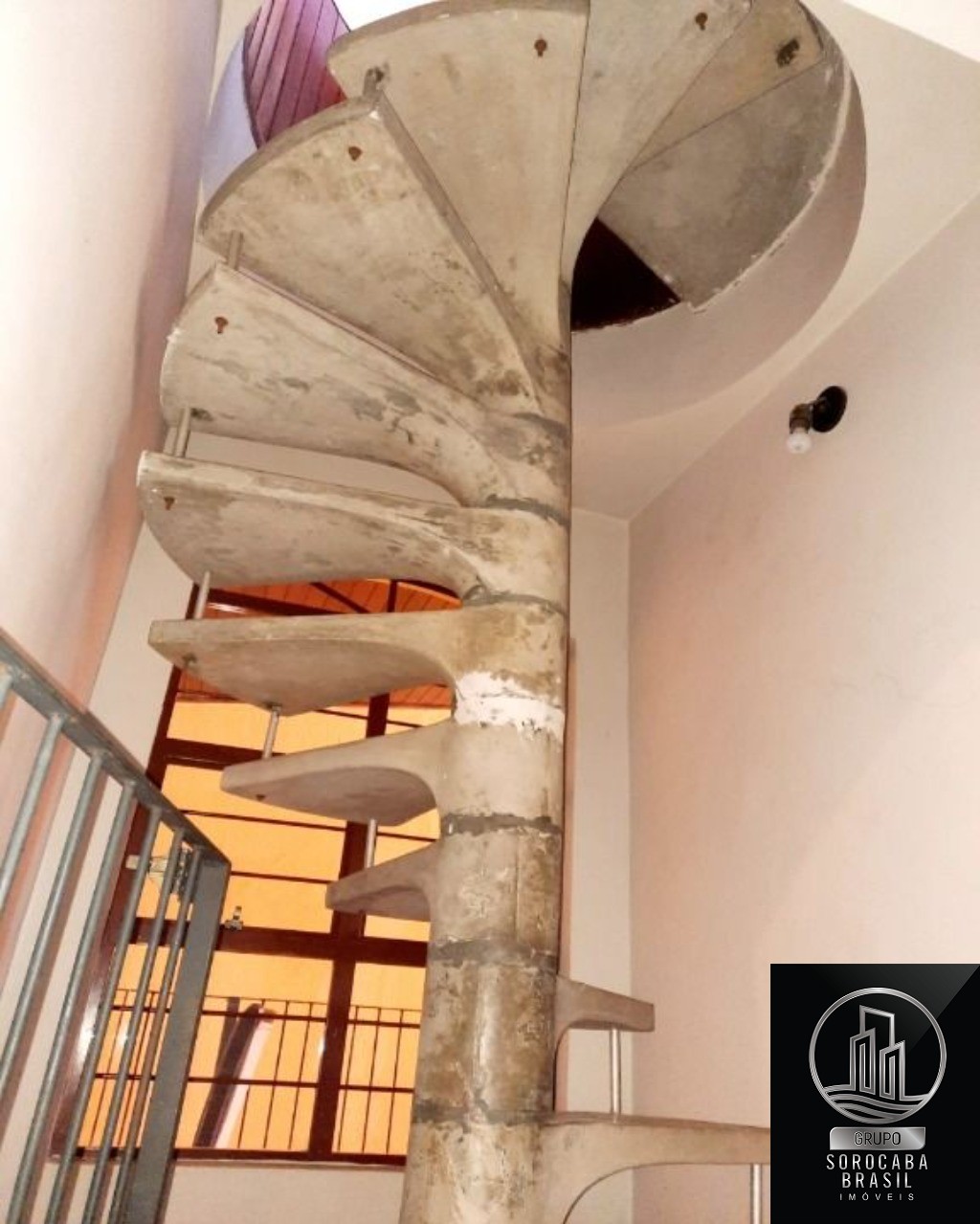 Sobrado com 3 dormitórios à venda, 223 m² por R$ 700.000 - j