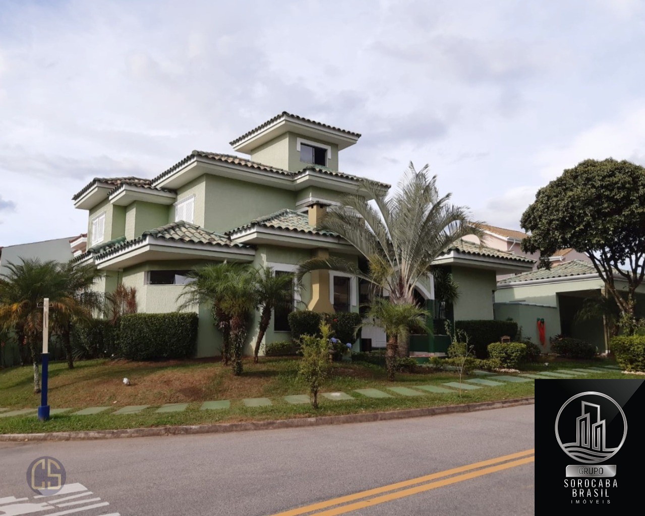 Casa assobradada imponente cond. Granja olga