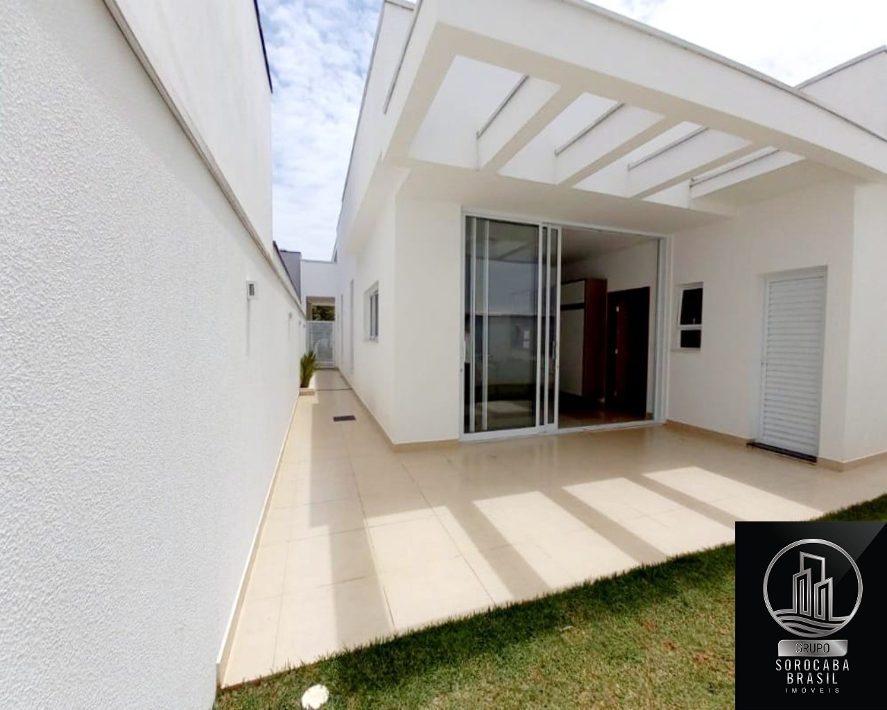 Casa encantadora térrea, recém construída, frente voltada pa