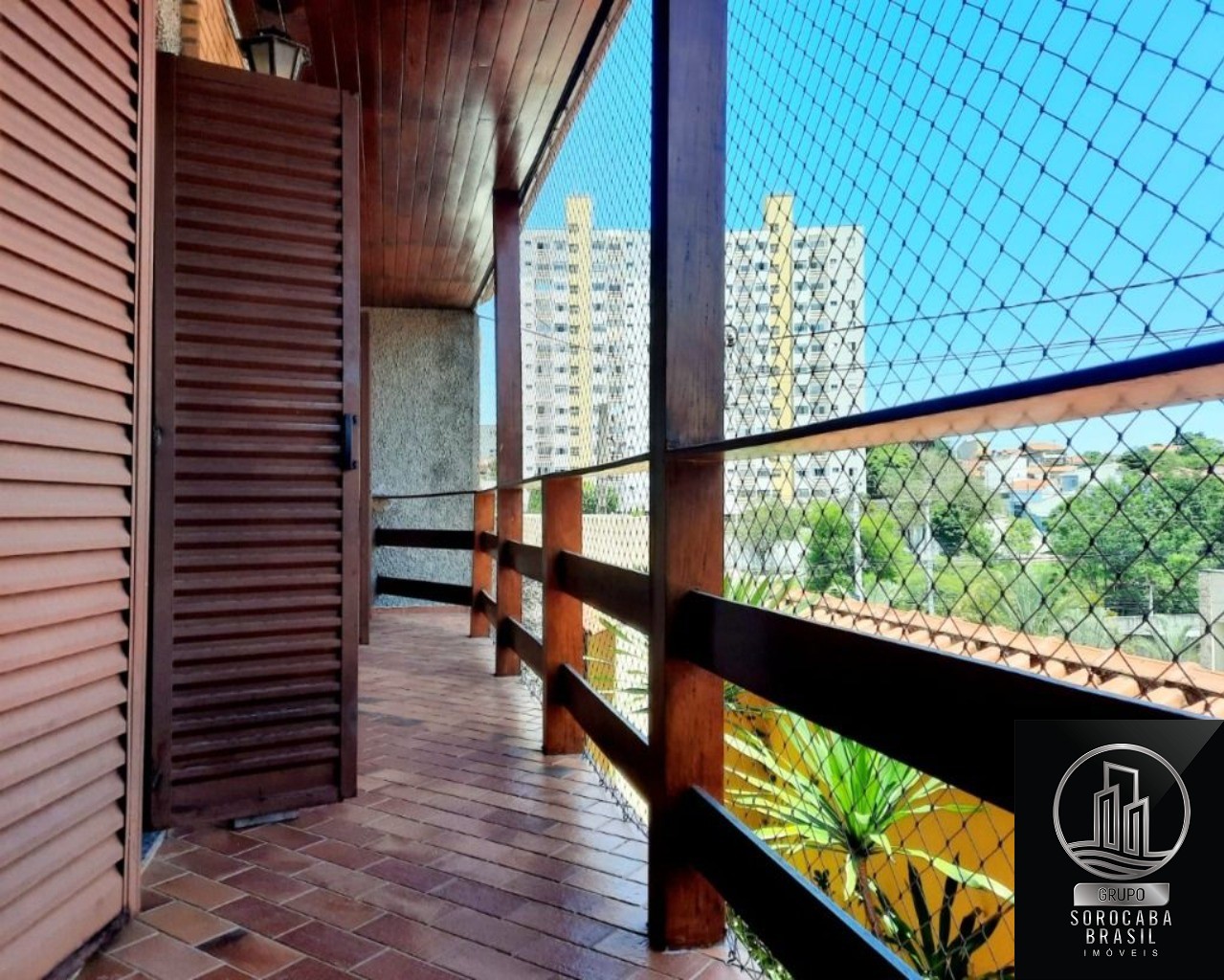 Sobrado com 3 dormitórios à venda, 223 m² por R$ 700.000 - j
