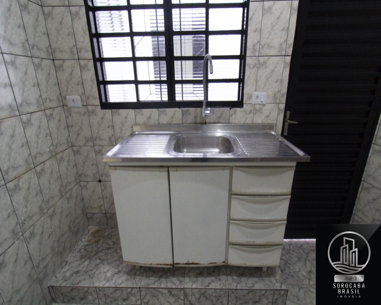 Casa comercial para venda ou locação.