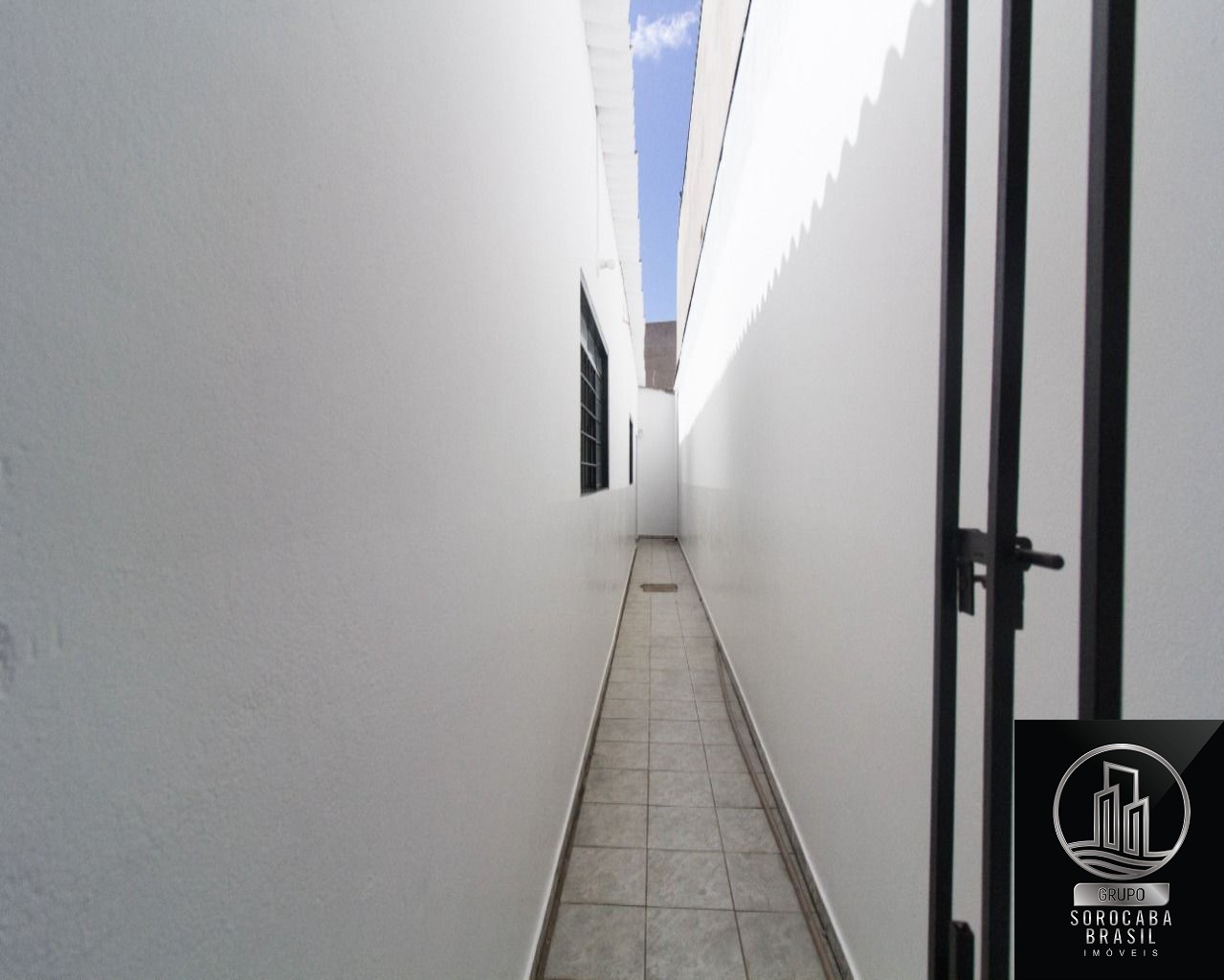 Casa comercial para venda ou locação.
