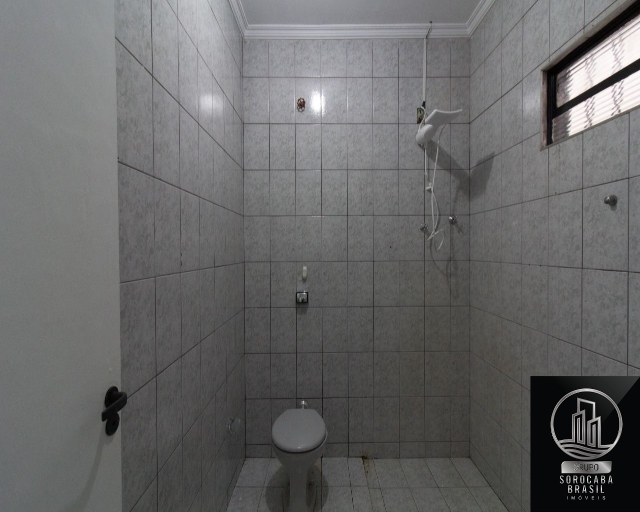 Casa comercial para venda ou locação.