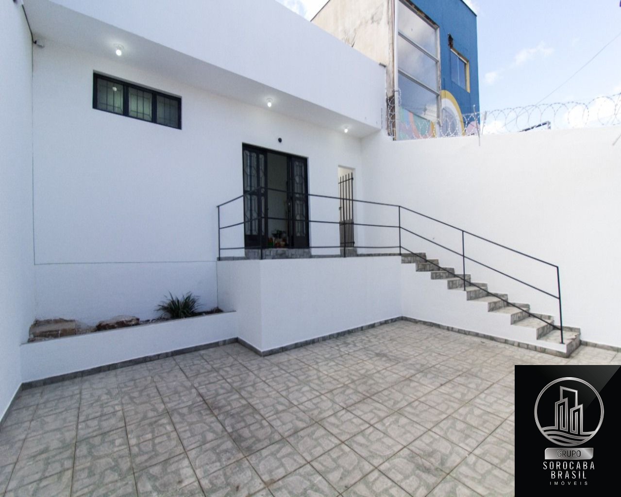 Casa comercial para venda ou locação.