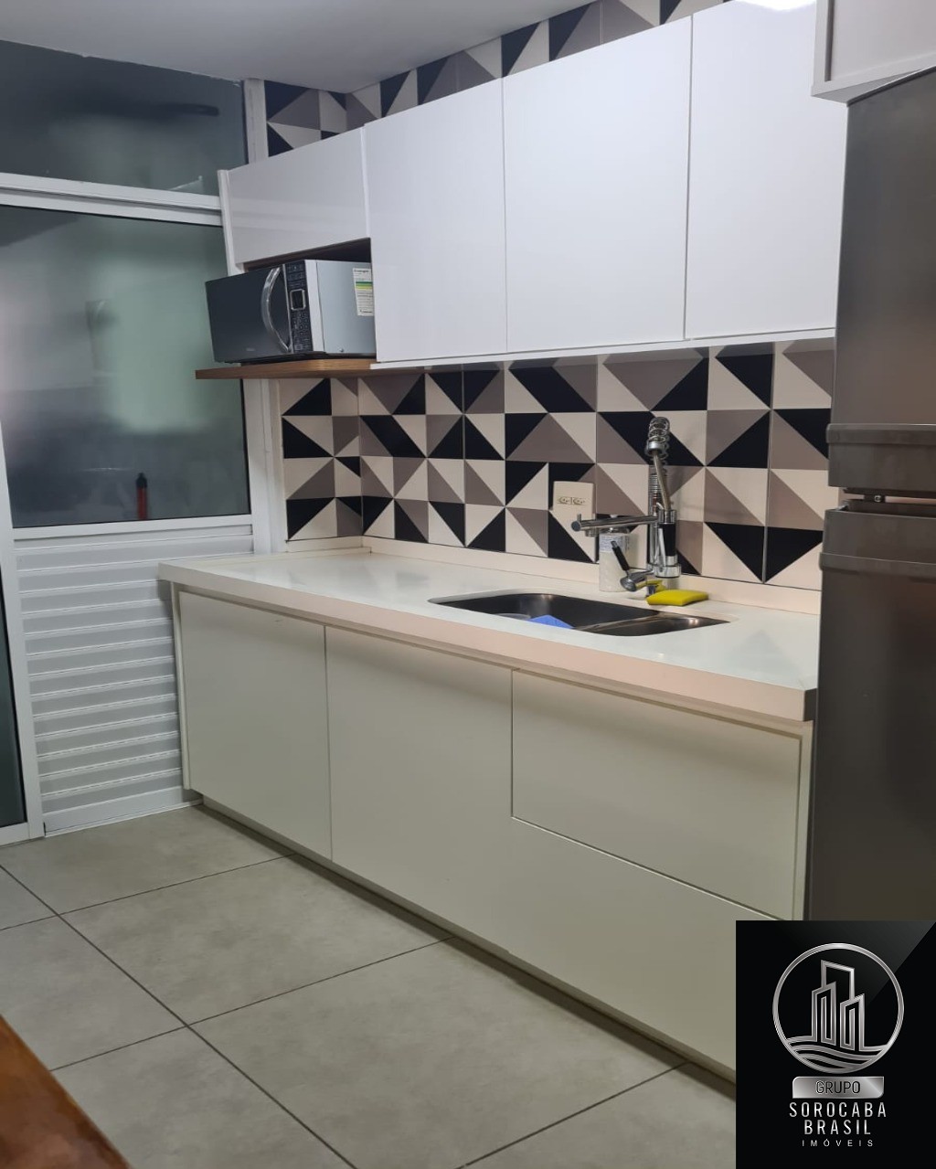 Apartamento com 3 dormitórios à venda, 72 m² por R$ 375.000 