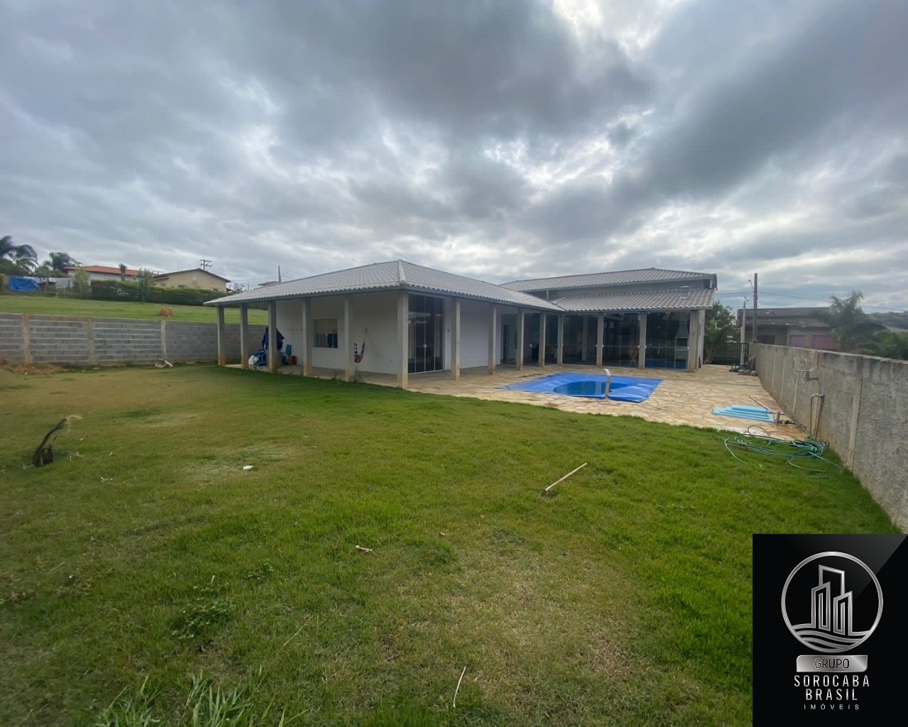 Casa com 3 dormitórios à venda, 327 m² por R$ 900.000 - cond