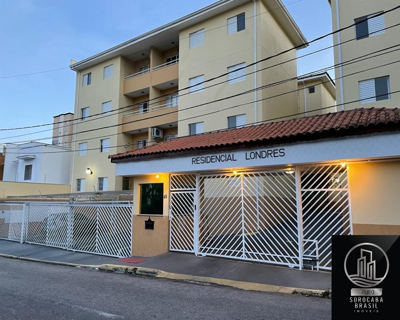 Apartamento com 2 dormitórios à venda, 64 m² por R$ 260.000 