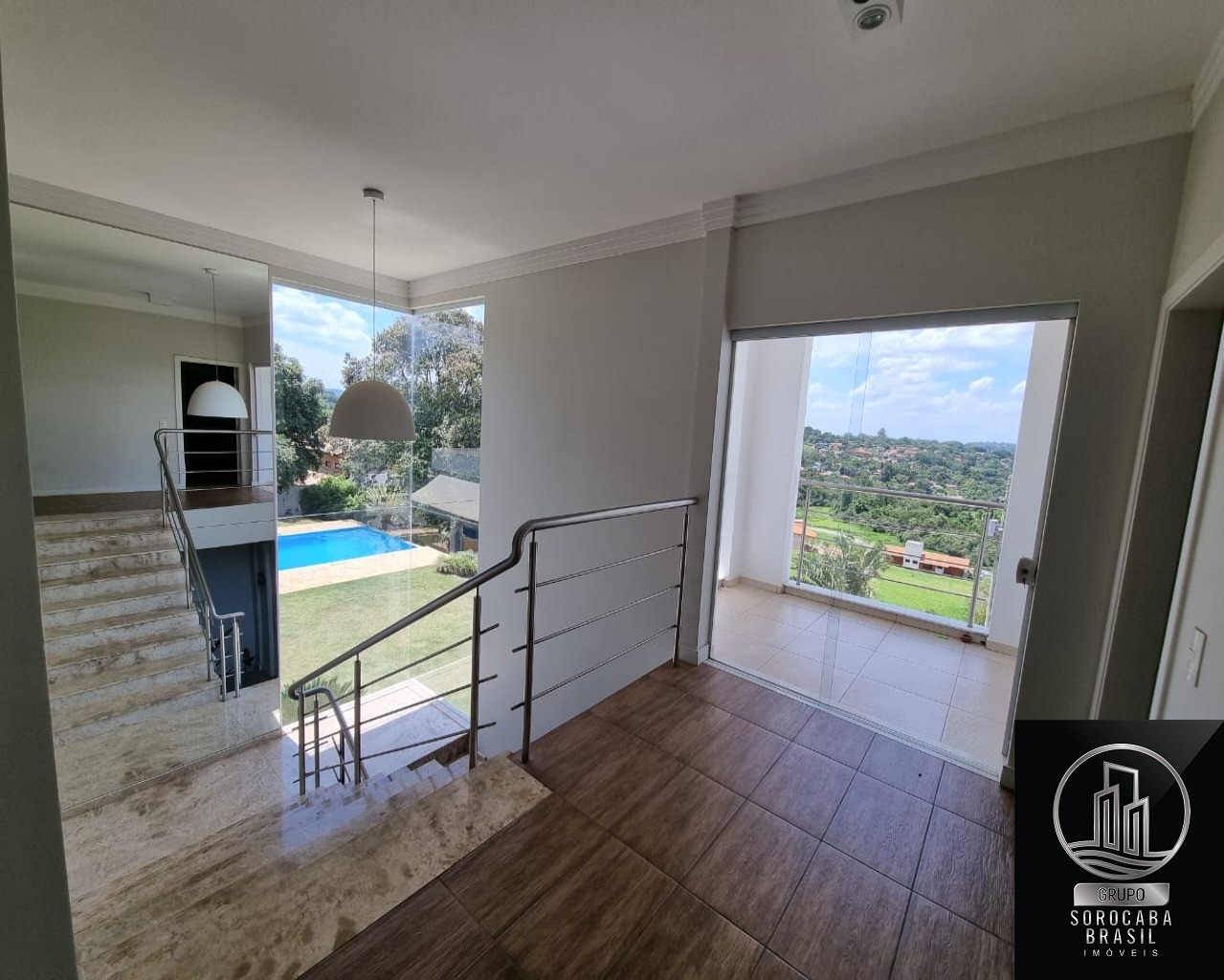 Sobrado 16000m² com 3 dorms, localizado no condomínio reside