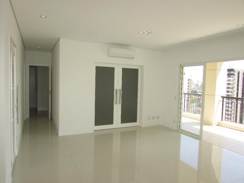 Apartamento com 3 dormitórios à venda, 196 m² por R$ 1.610.0