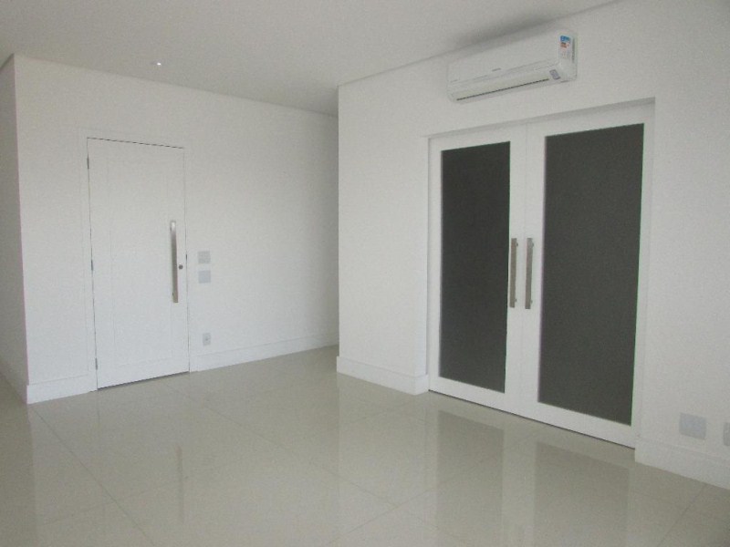 Apartamento com 3 dormitórios à venda, 196 m² por R$ 1.610.0