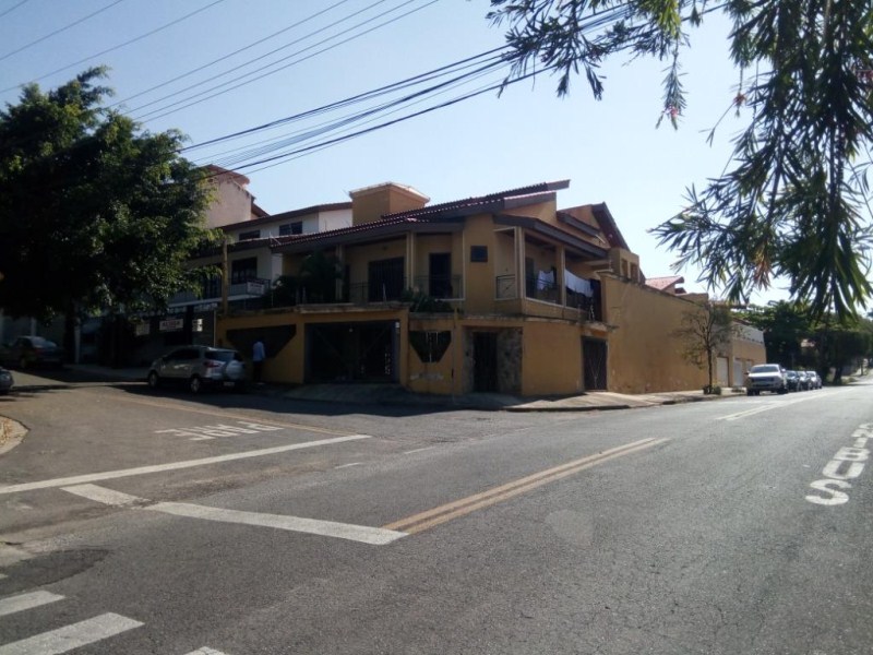 Sobrado com 4 dormitórios à venda, 320 m² por R$ 850.000 - j