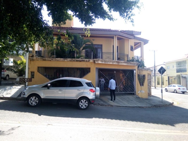 Sobrado com 4 dormitórios à venda, 320 m² por R$ 850.000 - j