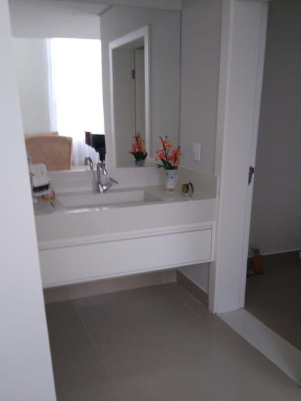 Sobrado com 4 suítes à venda, 300 m² por R$ 1.300.000 - cond