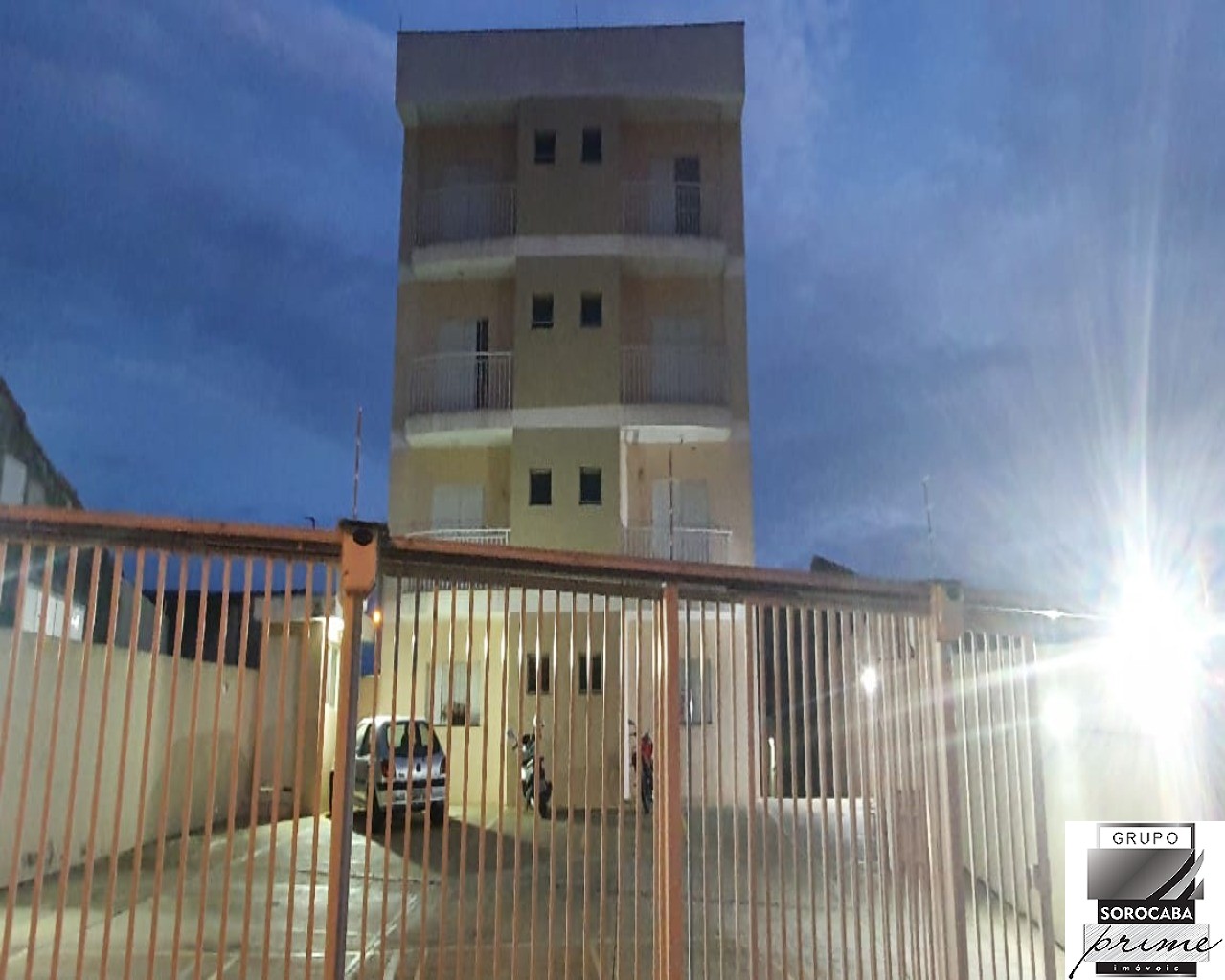 Apartamento com 2 dormitórios à venda, 63 m² por R$ 210.000 