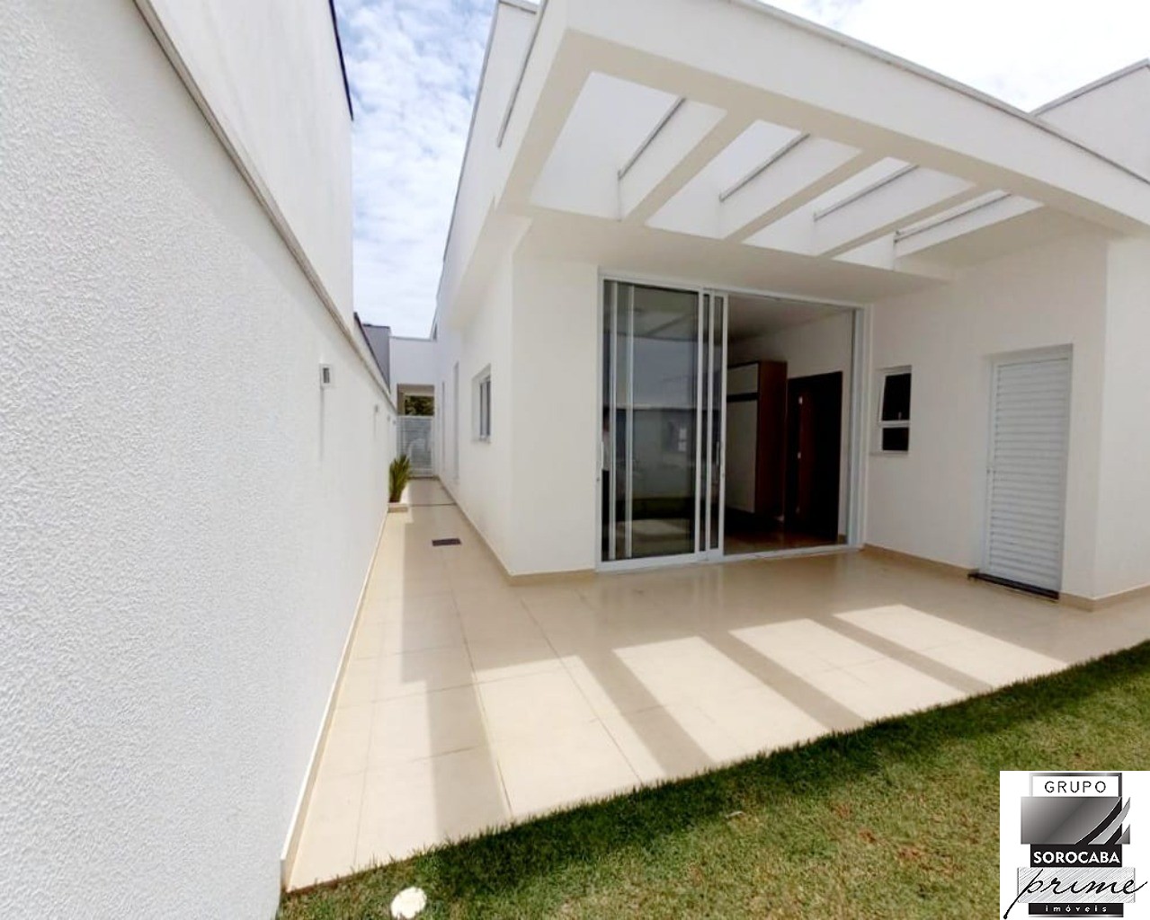 Casa encantadora térrea, recém construída, frente voltada pa
