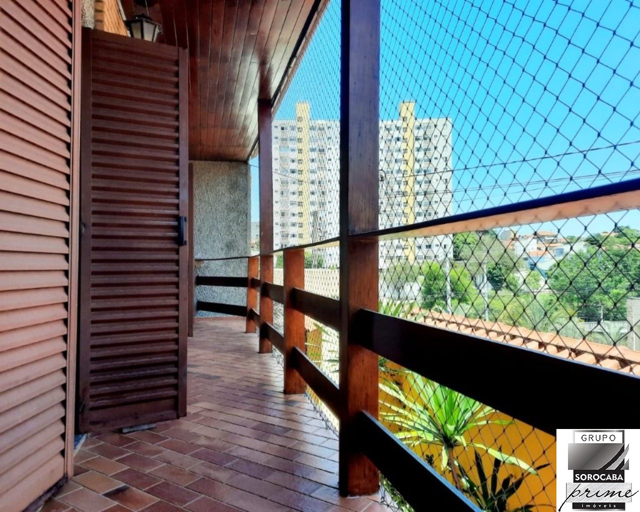 Sobrado com 3 dormitórios à venda, 223 m² por R$ 700.000 - j