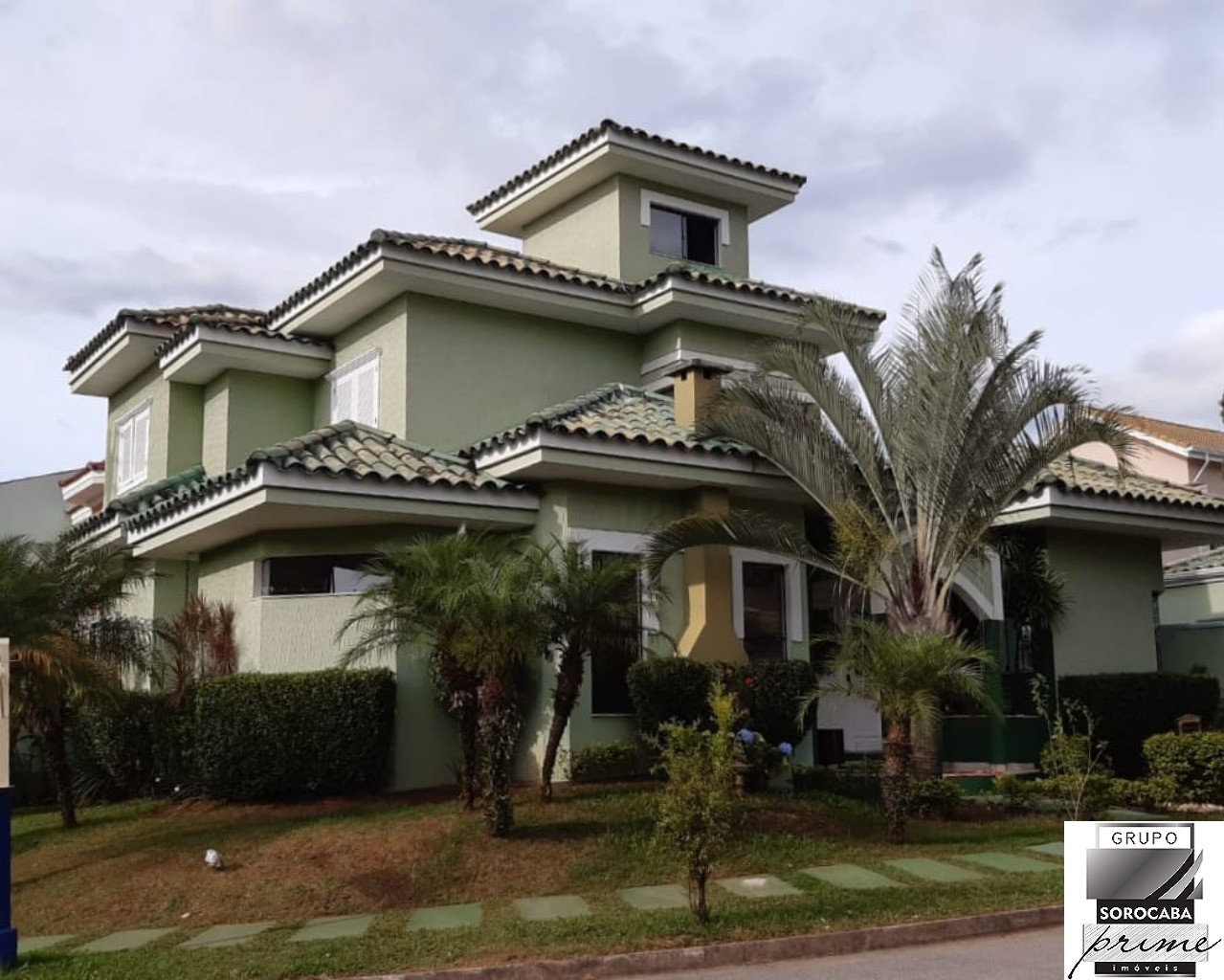 Casa assobradada imponente cond. Granja olga