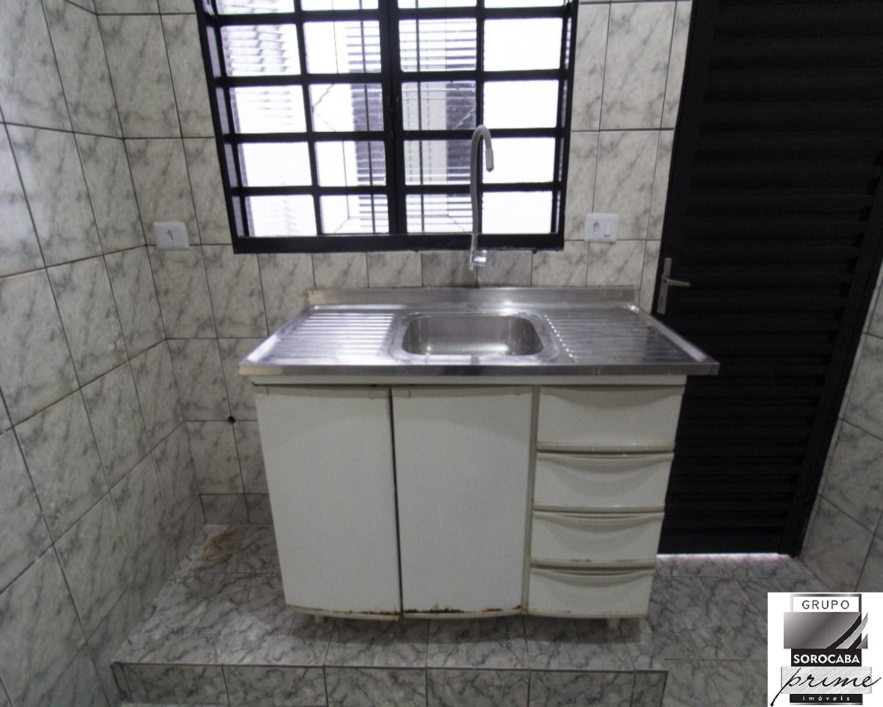 Casa comercial para venda ou locação.