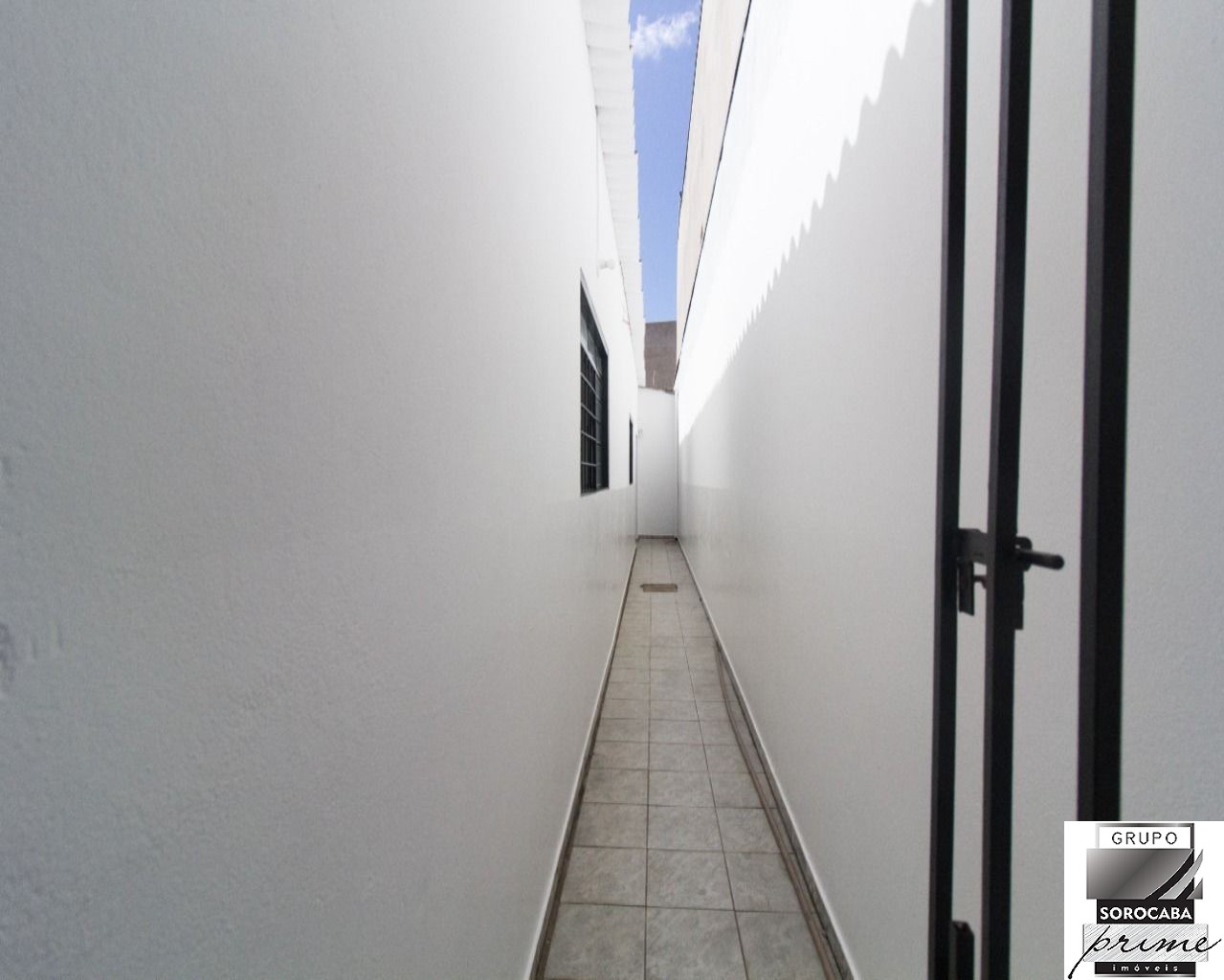 Casa comercial para venda ou locação.