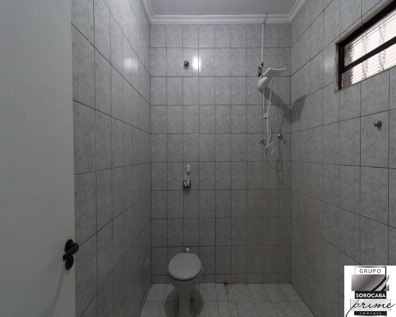 Casa comercial para venda ou locação.
