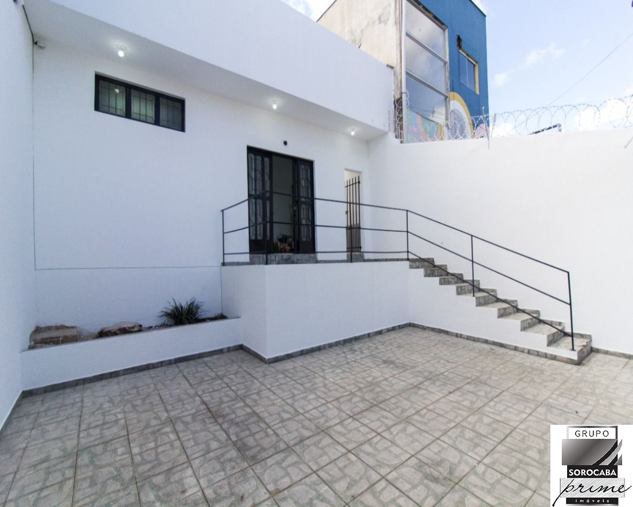 Casa comercial para venda ou locação.