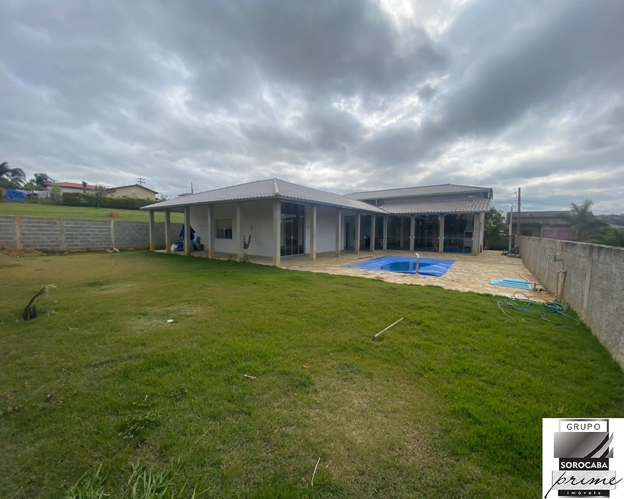 Casa com 3 dormitórios à venda, 327 m² por R$ 900.000 - cond