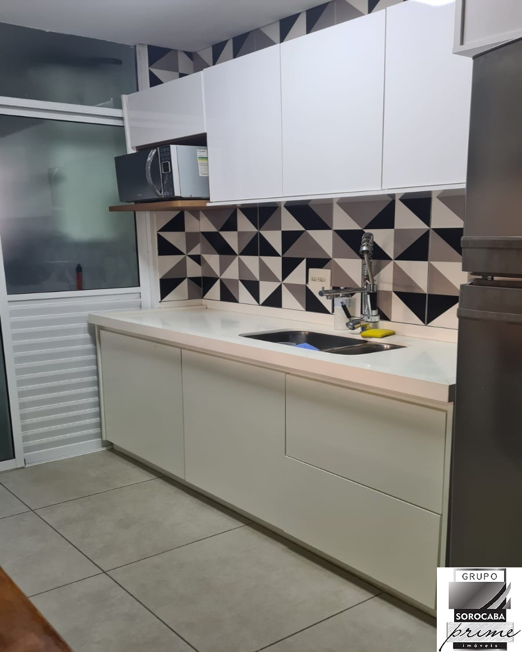 Apartamento com 3 dormitórios à venda, 72 m² por R$ 375.000 