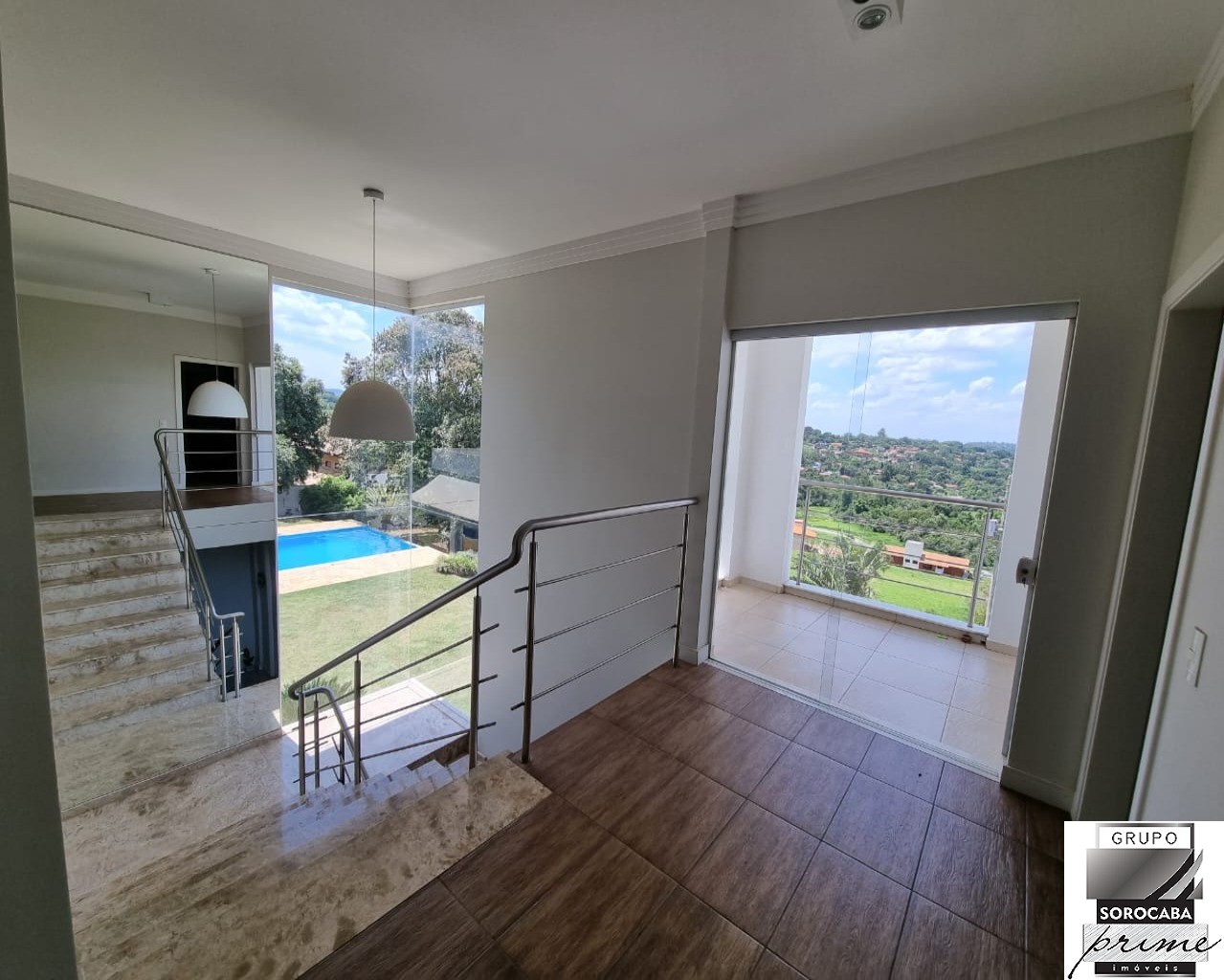 Sobrado 16000m² com 3 dorms, localizado no condomínio reside