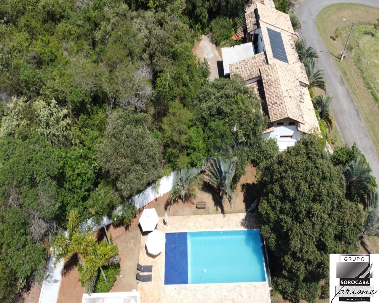 Sobrado 16000m² com 3 dorms, localizado no condomínio reside