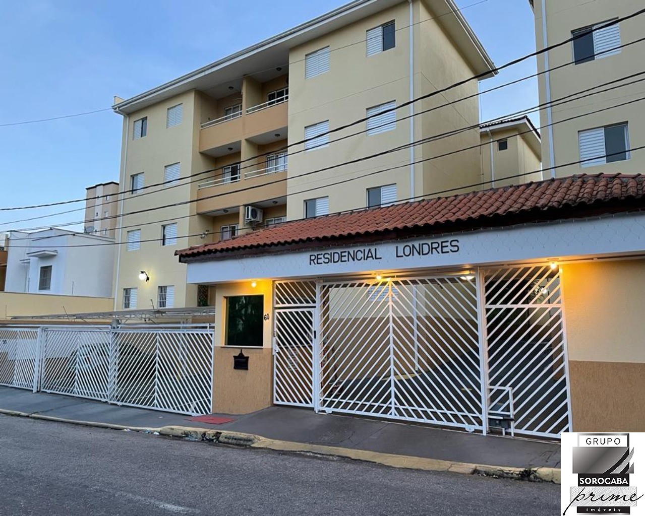 Apartamento com 2 dormitórios à venda, 64 m² por R$ 260.000 