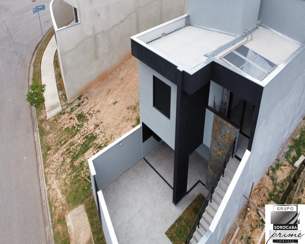 Casa com 2 dormitórios à venda, 106 m² por R$ 640.000 - resi