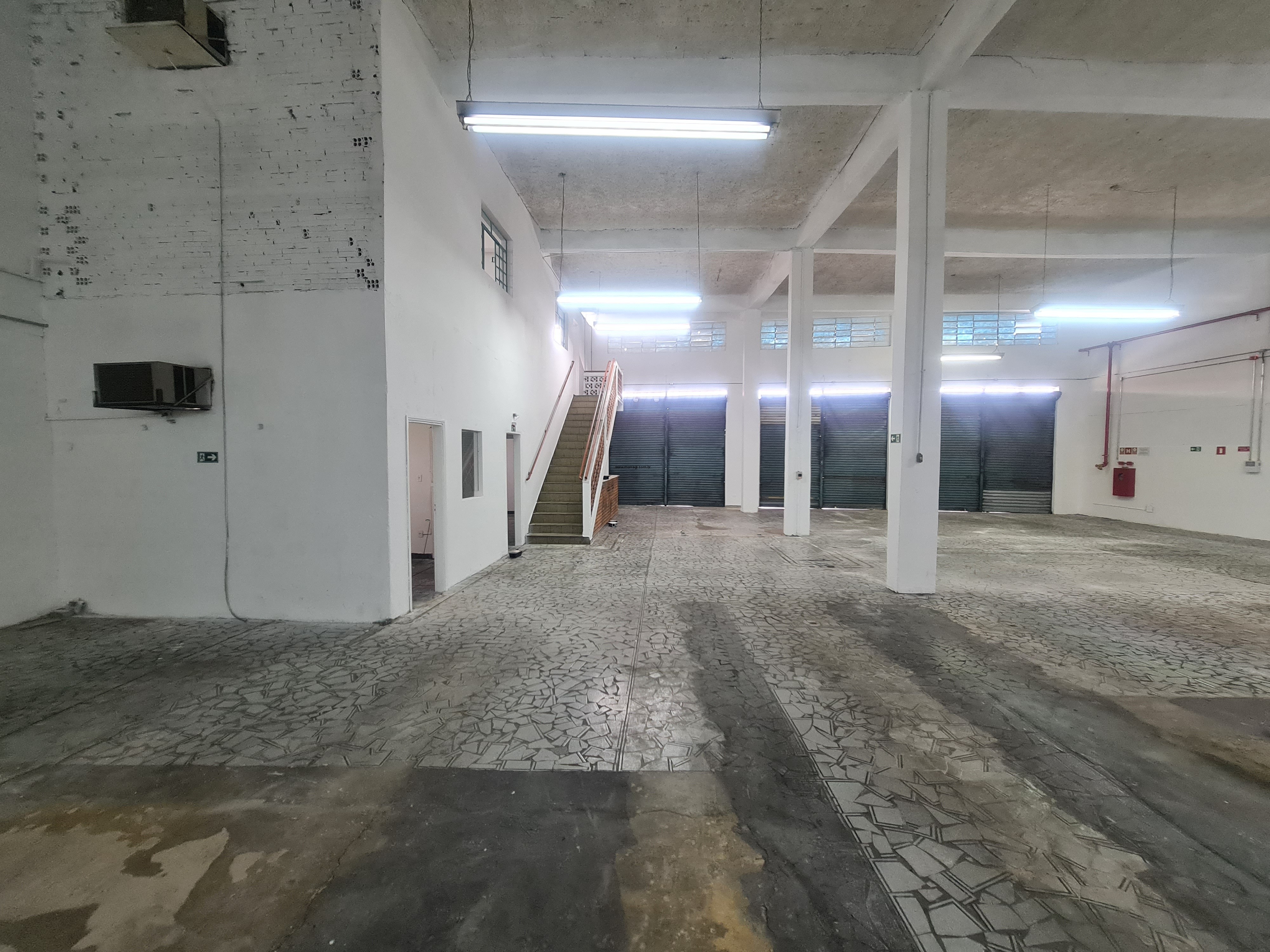 Galpão para alugar em Sorocaba em Avenida comercial