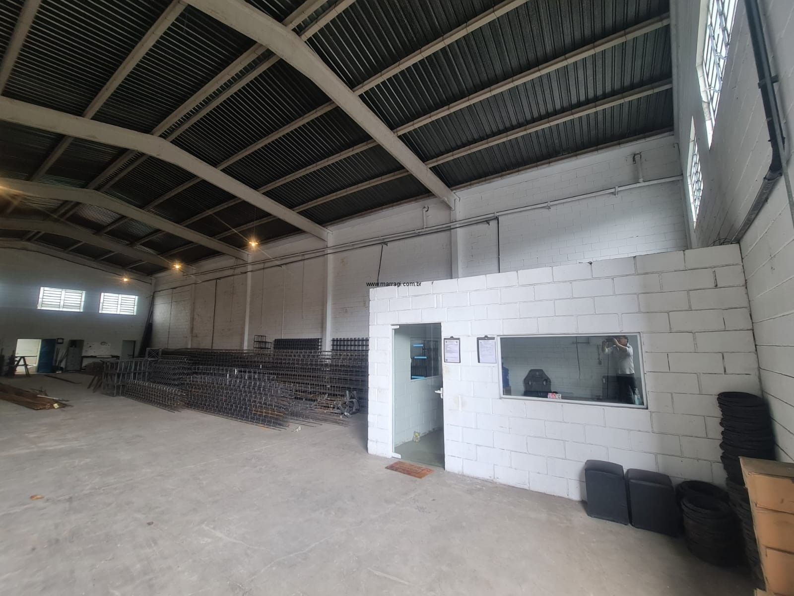 Galpão para alugar em Sorocaba no Cajurú (Eden), 400m², industrial e comercial.