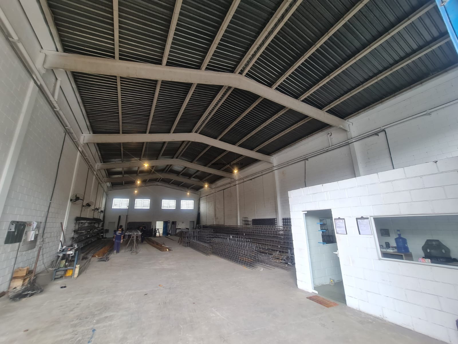 Galpão para alugar em Sorocaba no Cajurú (Eden), 400m², industrial e comercial.