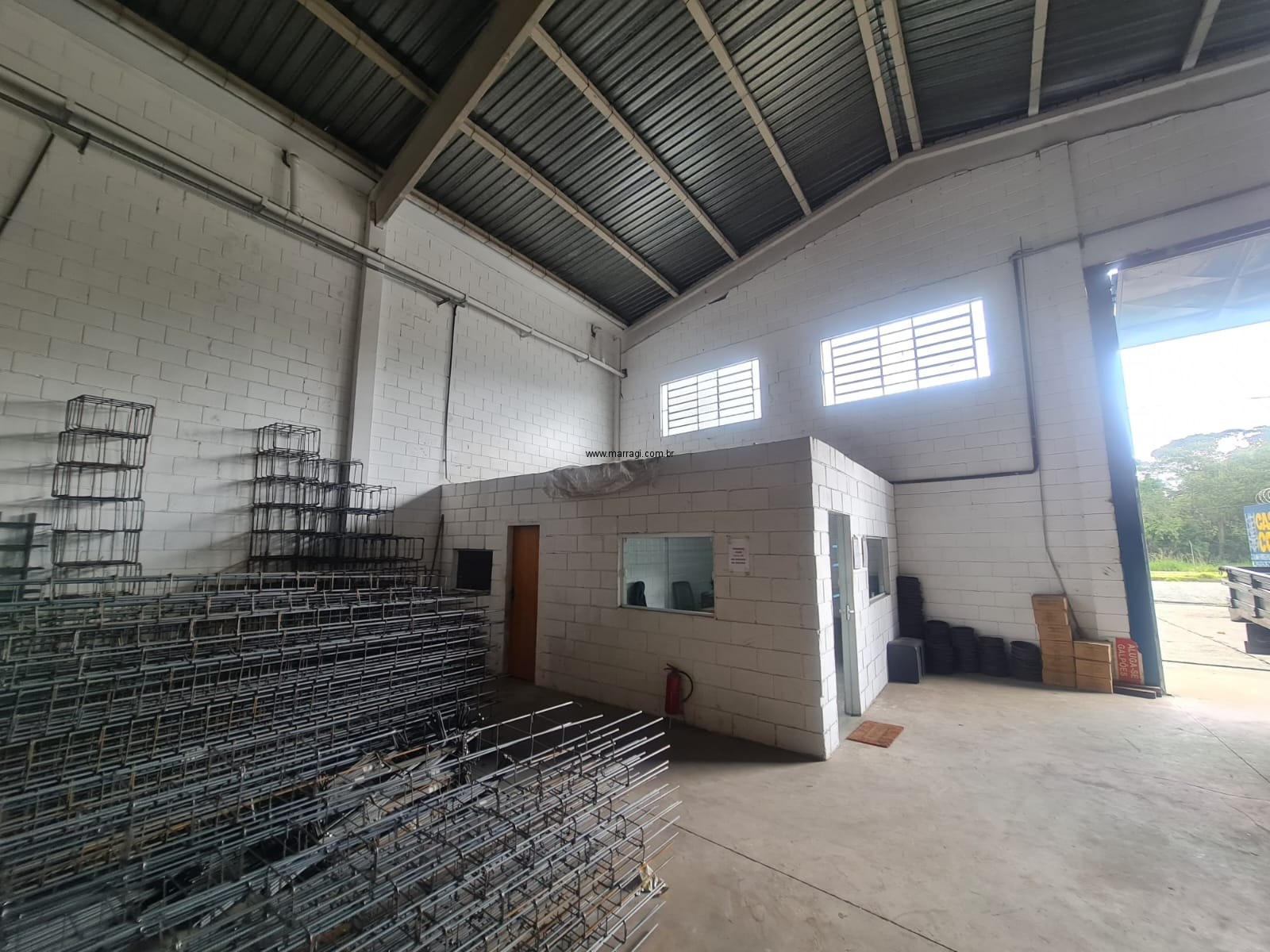 Galpão para alugar em Sorocaba no Cajurú (Eden), 400m², industrial e comercial.