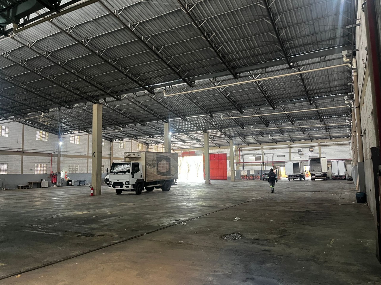 Galpão para alugar em Jandira de 4.000m² Ótima localização com fácil acesso à rodovia Presidente Castelo Branco. Fácil acesso ao Rodoanel Mário Covas.