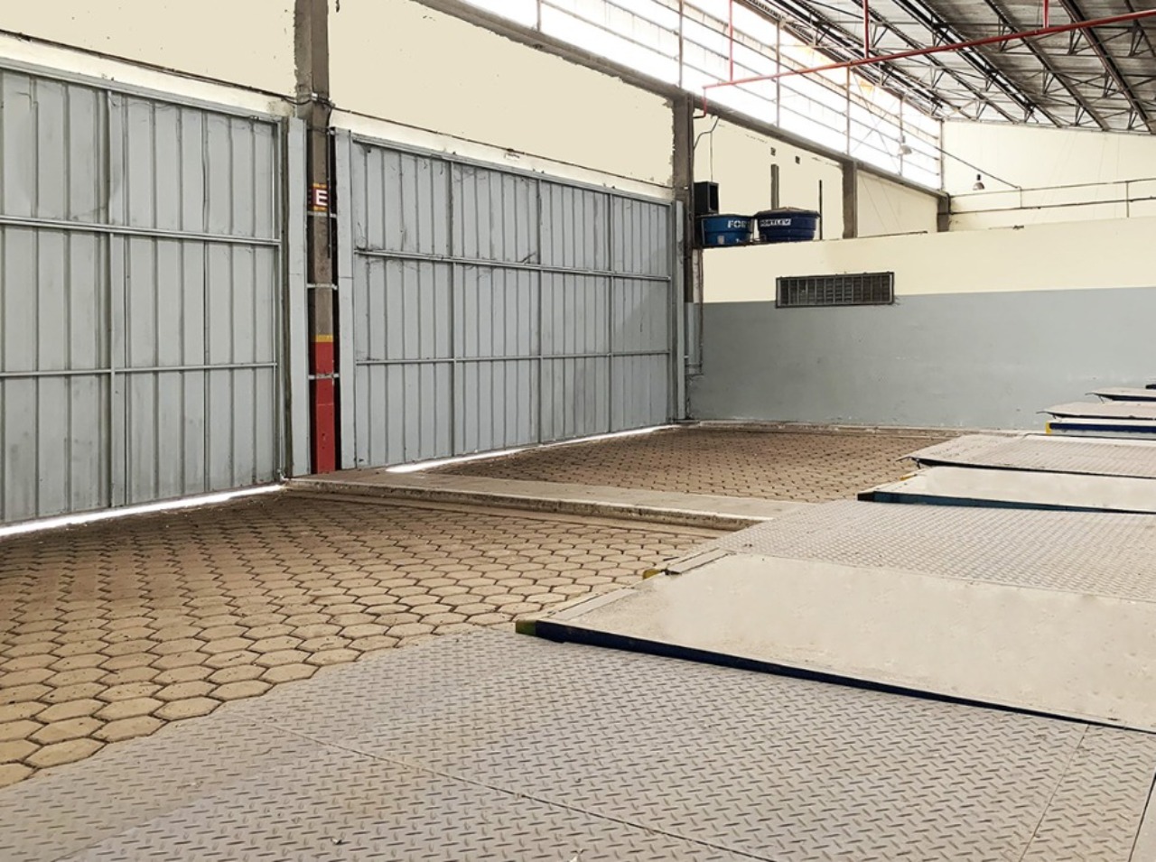 Galpão para alugar em alphaville, barueri voltada para a rod