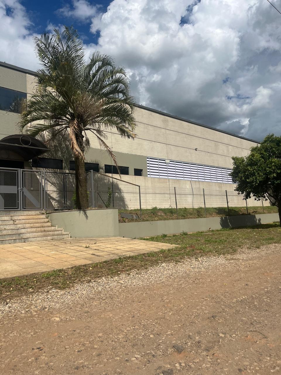 Galpão para alugar ou vender em elias fausto de frente para 
