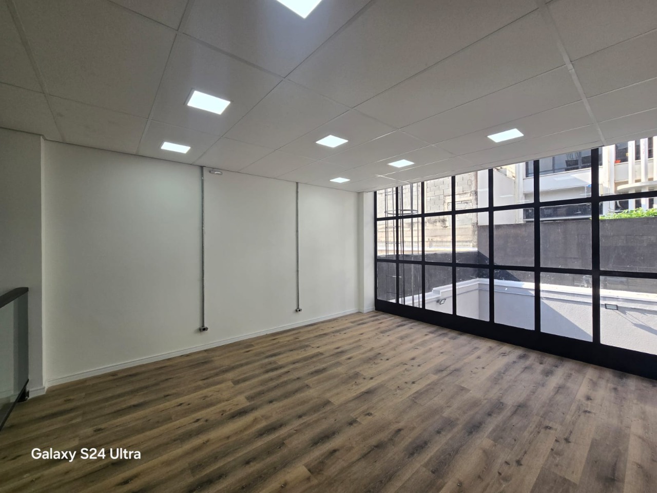 Prédio comercial para alugar em Alphaville, Barueri, com 1.001 m², elevador, energia trifásica, e excelente acesso à Rodovia Castelo Branco